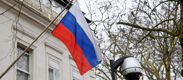 Российский флаг перед зданием посольства РФ в Лондоне, фото из архива - Sputnik Азербайджан