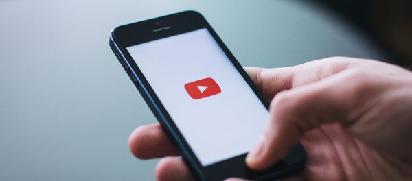 Значок Youtube на экране смартфона, фото из архива - Sputnik Азербайджан