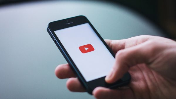 Значок Youtube на экране смартфона, фото из архива - Sputnik Азербайджан