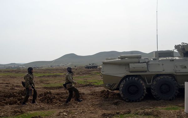 Учения курсантов Высшего военного училища имени Гейдара Алиева - Sputnik Азербайджан