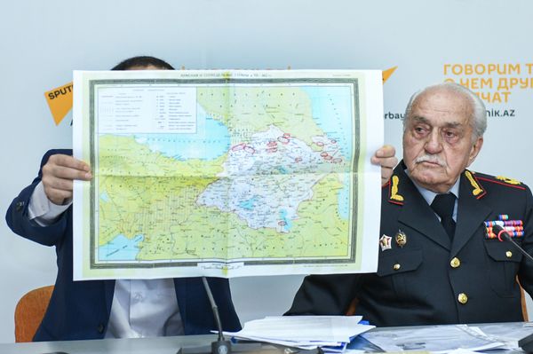 Генерал-майор Кямиль Мамедов демонстрирует карту, изъятую им в годы Карбахской войны у армянского военнопленного - Sputnik Азербайджан