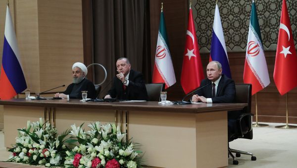 Президент РФ Владимир Путин, президент Турецкой Республики Реджеп Тайип Эрдоган и президент Исламской Республики Иран Хасан Рухани (справа налево) во время совместной пресс-конференции по итогам встречи в Анкаре - Sputnik Азербайджан