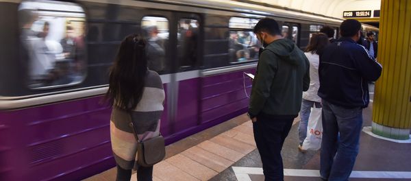 Пассажиры на одной из станций Бакинского метрополитена, фото из архива - Sputnik Азербайджан