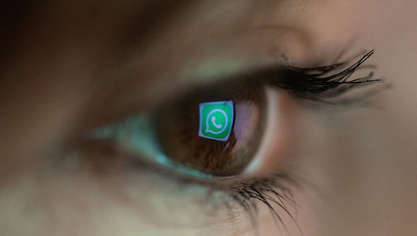 Отражение эмблемы мссенджера WhatsApp в зрачке, фото из архива - Sputnik Азербайджан