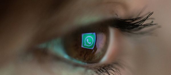 Отражение эмблемы мссенджера WhatsApp в зрачке, фото из архива - Sputnik Азербайджан