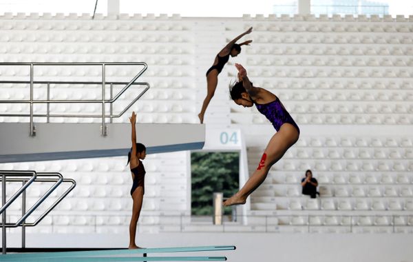 Прыгуны в воду на тренировке во время подготовки к грядущим Asian Games 2018 в Джакарте, Индонезия - Sputnik Азербайджан