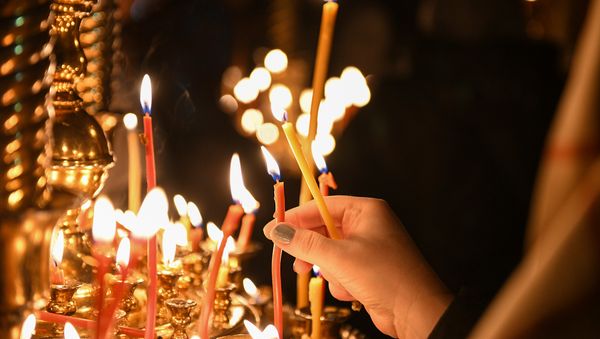 Прихожане в церкви - Sputnik Азербайджан