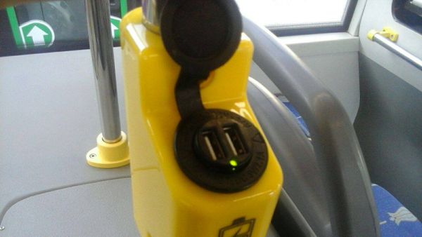USB-разъем для зарядки мобильных устройств в салоне маршрутного автобуса №18 - Sputnik Азербайджан