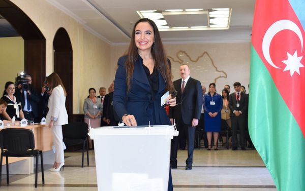 Вице-президент Фонда Гейдара Алиева Лейла Алиева в ходе голосования на президентских выборах - Sputnik Азербайджан