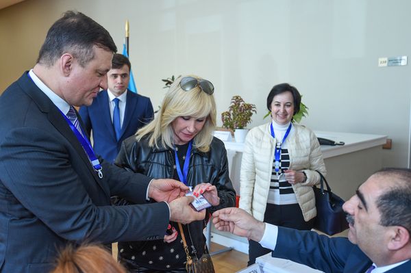 Заместитель председателя Комитета Госдумы по вопросам женщин, семьи и детей Оксана Пушкина на одном из избирательных участков Баку - Sputnik Азербайджан
