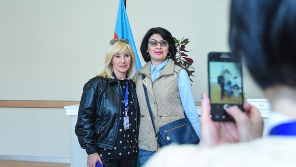 Заместитель председателя Комитета Госдумы по вопросам женщин, семьи и детей Оксана Пушкина на одном из избирательных участков Баку - Sputnik Азербайджан