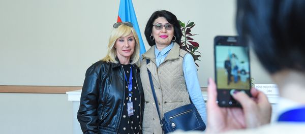 Заместитель председателя Комитета Госдумы по вопросам женщин, семьи и детей Оксана Пушкина на одном из избирательных участков Баку - Sputnik Азербайджан