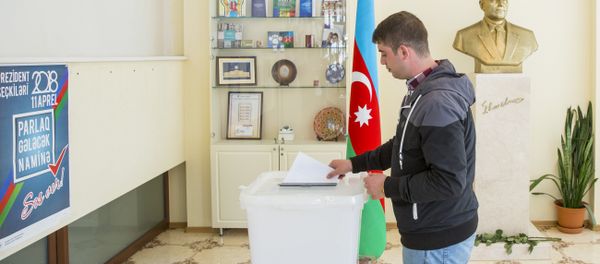 Голосование на выборах президента АР в посольстве Азербайджанской Республики в Кишиневе - Sputnik Азербайджан