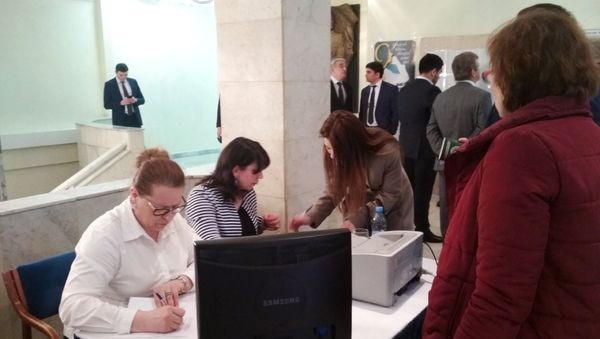 Голосование на выборах президента АР в посольстве Азербайджанской Республики в Москве - Sputnik Азербайджан
