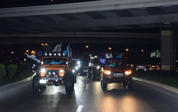 Автопробег в Баку в честь победителя на президентских выборах 11 апреля 2018 года - Sputnik Азербайджан