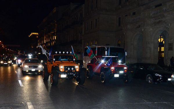 Автопробег в Баку в честь победителя на президентских выборах 11 апреля 2018 года - Sputnik Азербайджан