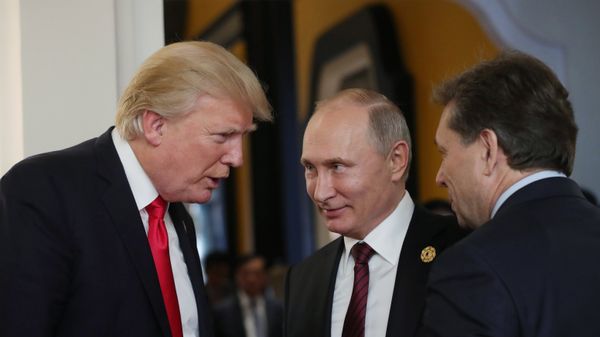 Президент РФ Владимир Путин и президент США Дональд Трамп (слева) в перерыве рабочего заседания лидеров экономик форума Азиатско-Тихоокеанского экономического сотрудничества (АТЭС) - Sputnik Азербайджан