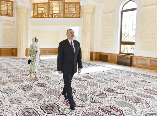 Президент Ильхам Алиев принял участие в открытии нового здания мечети Гаджи Джавада - Sputnik Азербайджан