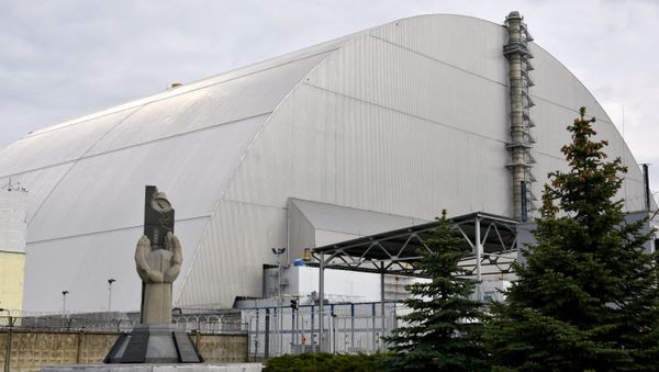 Арка над объектом Укрытие (четвертый энергоблок) Чернобыльской атомной электростанции - Sputnik Азербайджан