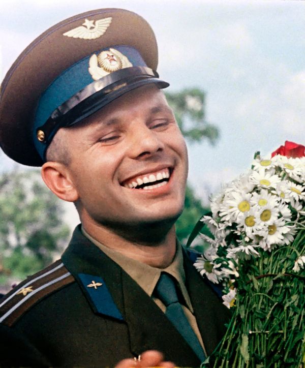 Летчик-космонавт СССР Юрий Алексеевич Гагарин с букетом ромашек, архивное фото - Sputnik Азербайджан