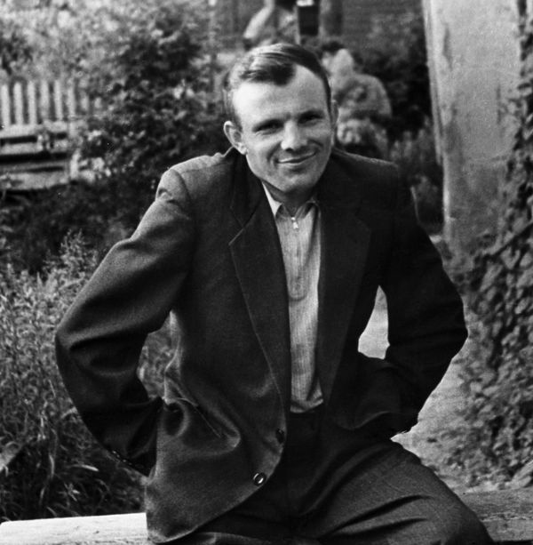 Летчик-космонавт, Герой Советского Союза Юрий Гагарин на родине в Гжатске (ныне Гагарин). Репродукция. - Sputnik Азербайджан
