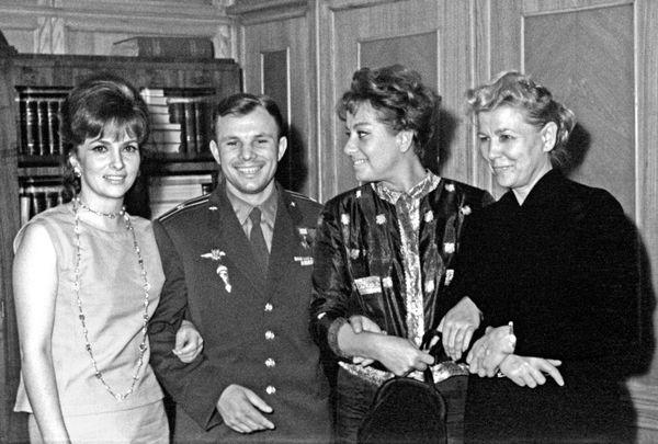 Гости II Московского международного кинофестиваля итальянские актрисы Джина Лоллобриджида (слева) и Мариза Мерлини (вторая справа) во время приема в Министерстве культуры СССР с космонавтом Юрием Гагариным и министром культуры СССР Екатериной Фурцевой. - Sputnik Азербайджан