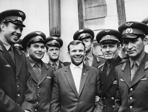 Летчик-космонавт СССР, Герой Советского Союза Юрий Алексеевич Гагарин среди офицеров Оренбургского авиационного училища. Репродукция фотографии 1962 года. - Sputnik Азербайджан