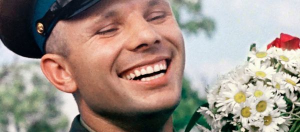 Летчик-космонавт СССР Юрий Алексеевич Гагарин с букетом ромашек, архивное фото - Sputnik Азербайджан