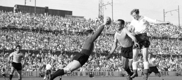 Чемпионат мира по футболу 1954 года. Матч между сборными Англии и Уругвая - Sputnik Азербайджан