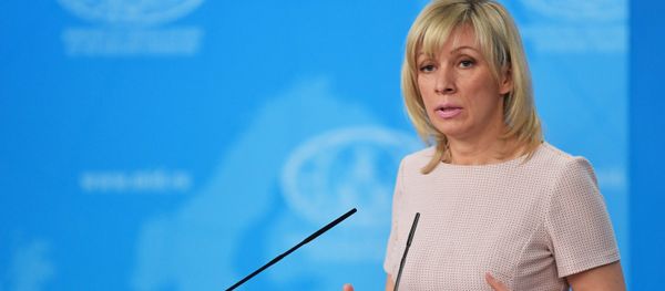 Официальный представитель министерства иностранных дел России Мария Захарова во время брифинга в Москве - Sputnik Азербайджан