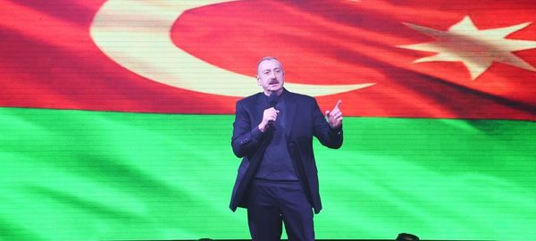 Праздничный концерт по случаю победы на президентских выборах Ильхама Алиева перед Центром Гейдара Алиева в Баку. - Sputnik Азербайджан
