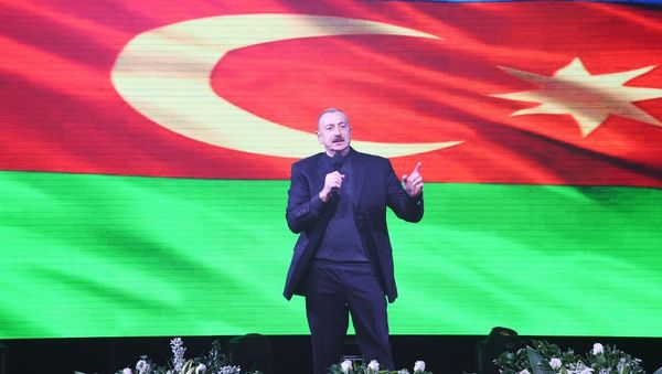 Праздничный концерт по случаю победы на президентских выборах Ильхама Алиева перед Центром Гейдара Алиева в Баку. - Sputnik Азербайджан