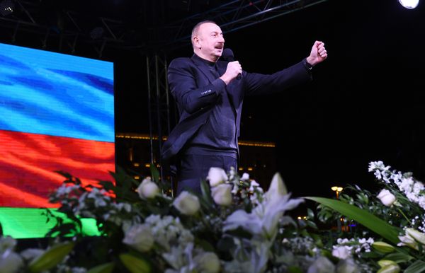 Праздничный концерт по случаю победы на президентских выборах Ильхама Алиева перед Центром Гейдара Алиева в Баку. - Sputnik Азербайджан