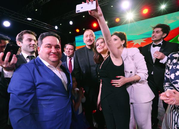 Праздничный концерт по случаю победы на президентских выборах Ильхама Алиева перед Центром Гейдара Алиева в Баку. - Sputnik Азербайджан