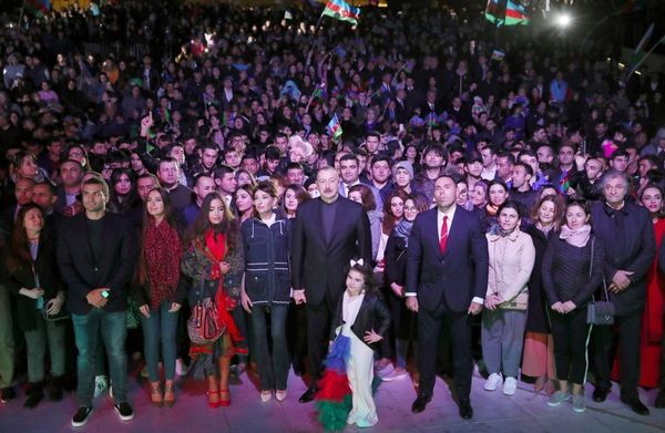 Праздничный концерт по случаю победы на президентских выборах Ильхама Алиева перед Центром Гейдара Алиева в Баку. - Sputnik Азербайджан