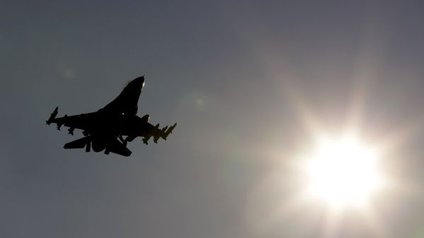 Турецкий истребитель F-16D - Sputnik Азербайджан