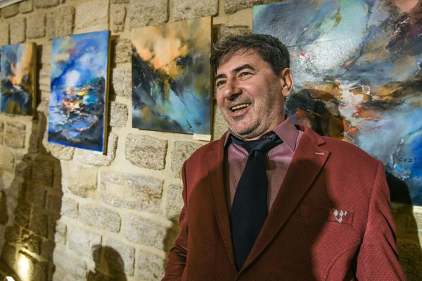 Выставка молдавского художника Чезара Секриеру под названием Метафизический спектакль цветов в галерее Art Tower. - Sputnik Азербайджан