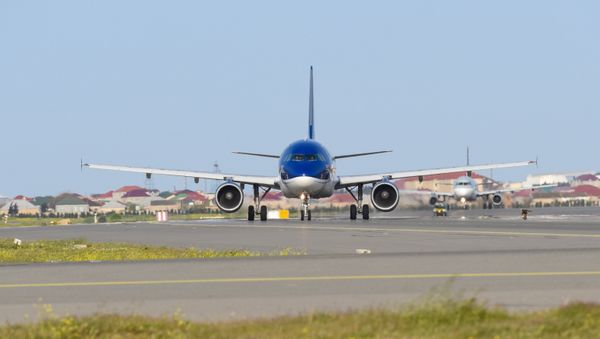 Самолет AZAL на взлетной полосе Международного аэропорта Гейдара Алиева в Баку - Sputnik Азербайджан