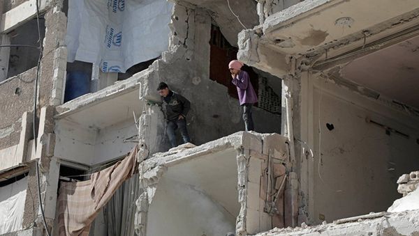 Дети играют в разрушенном доме в Восточной Гуте - Sputnik Азербайджан