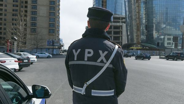 Сотрудник дорожно-патрульной службы в Баку - Sputnik Азербайджан