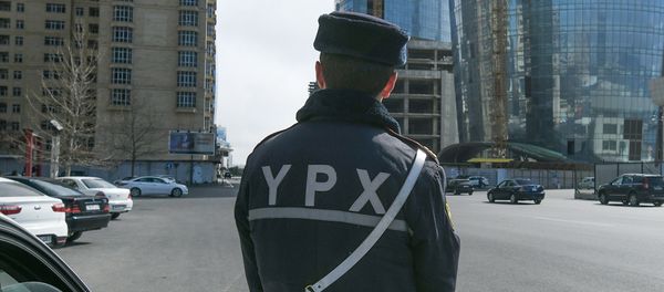 Сотрудник дорожно-патрульной службы в Баку - Sputnik Азербайджан