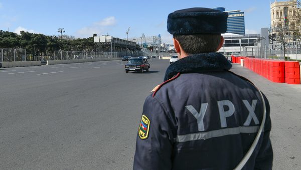 Сотрудник дорожно-патрульной службы в Баку - Sputnik Азербайджан
