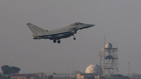 Французский истребитель готовится к посадке в военной базе на Кипре - Sputnik Азербайджан
