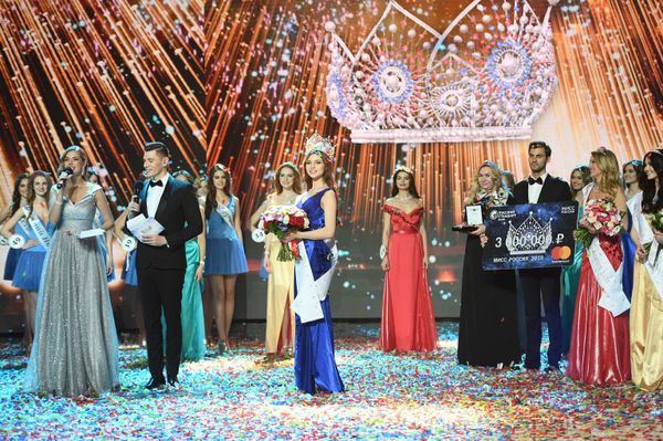 Мисс Россия 2018 Юлия Полячихина на церемонии награждения финалисток конкурса Мисс Россия-2018 в концертном зале Барвиха - Sputnik Азербайджан