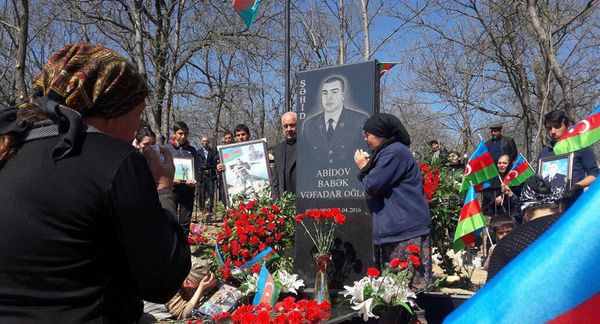 Могила Бабека Абидова, погибшего в апреле 2016 года - Sputnik Азербайджан