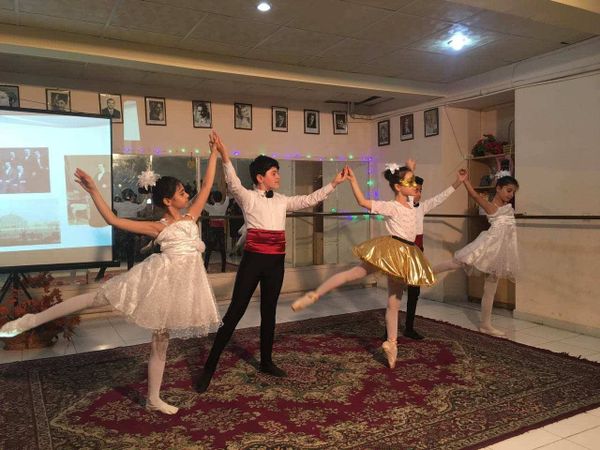 В Хореографическом отделении гимназии искусств при Азербайджанской национальной консерватории прошла неделя открытых уроков - Sputnik Азербайджан