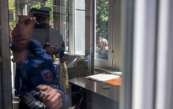 Активисты заблокировали вход в здание Главного управления внутренней безопасности и оперативного розыска МФ РА (17 апреля 2018). Ереван - Sputnik Азербайджан
