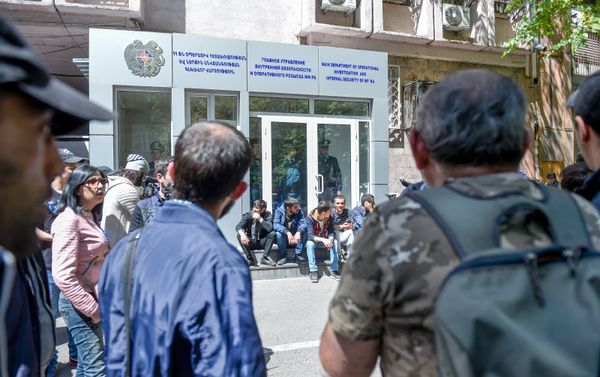 Активисты заблокировали вход в здание Главного управления внутренней безопасности и оперативного розыска МФ РА (17 апреля 2018). Ереван - Sputnik Азербайджан