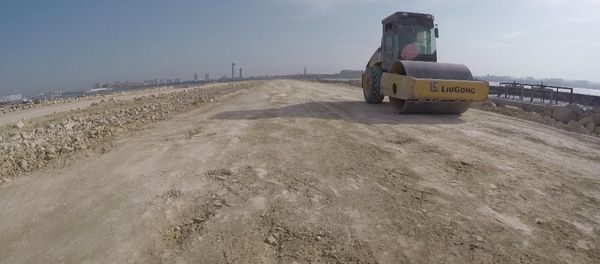 Строительство новой дороги, соединяющей проспект Зии Буньядова с автодорогой Хырдалан-Бинагади-Балаханы - Sputnik Азербайджан