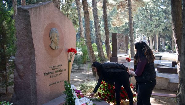 Девушки возлагают цветы на могилу Лютфияра Иманова на Аллее почетного захоронения - Sputnik Азербайджан